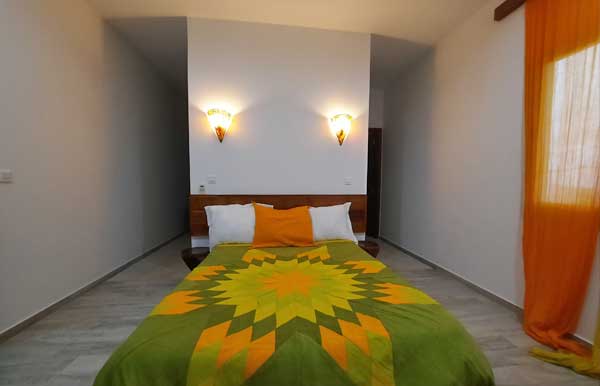 Chambre 2 avec salles de bain et toilettes indépendantes Chambre 2 avec salle de bain et toilettes indépendantes, de notre maison témoin, mobilier de qualité fabriqué dans  notre atelier à Ziguinchor.