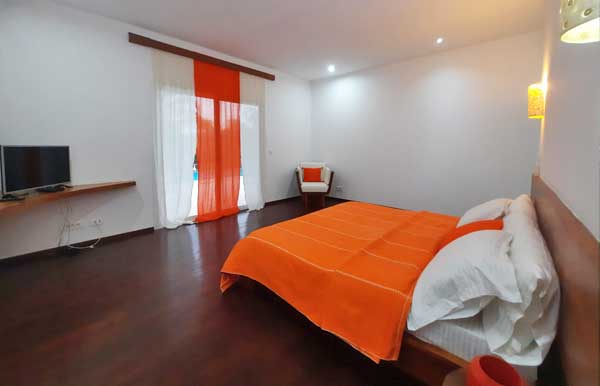 Armoire murale en bois, très pratique, accès salle de bain et toilettes CRIT immobilier constructeur de maison avec piscine à cap skirring cap randoulène sénégal arvimedia