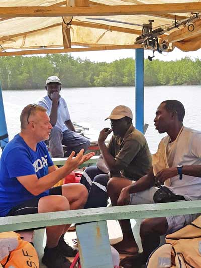 partez à la découverte des îles dans les bolongs de Casamance, balade en pirogue voyage découverte de la vie casamançaise