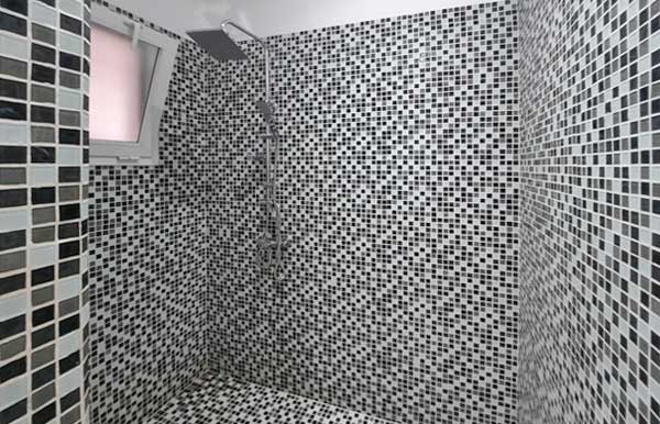 plan implantation Douche spacieuse et très facile d'entretien, modèle de vasque rectangulaire, robinetterie de qualité et originale.
