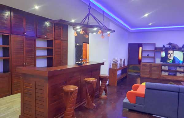 Maison villa haut de gamme vendu entièrement meublé Le coin salon avec canapé, table basse, luminaires, télévision grand écran plat, décoration personalisée...