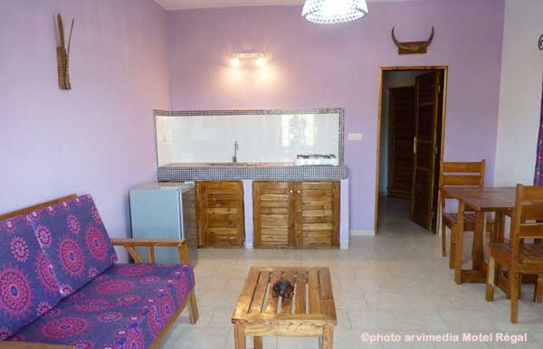 Chaque appartement est soigneusement décoré, coloris différent pour chaque location, idéal pour couple, cuisine salon kitchenette, chambre