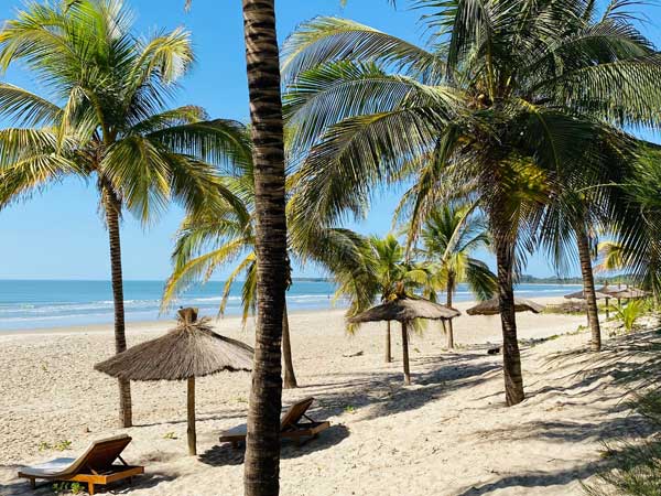 La plage privative du domaine de 180 mètres de large, orientée Sud-Ouest accueillera vos lectures et siestes langoureuses sous parasols.