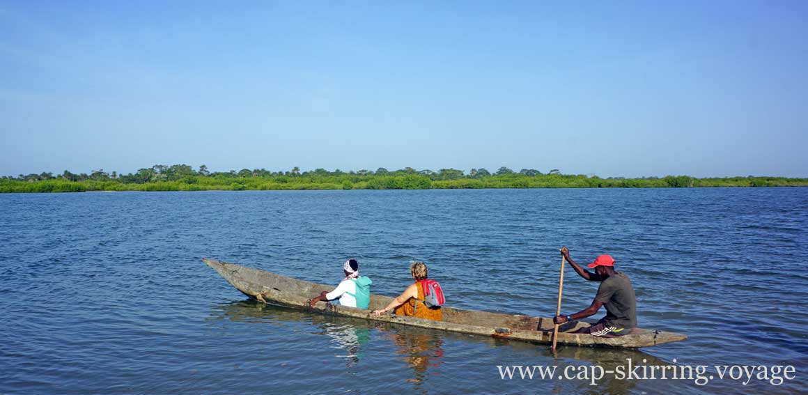 pour rejoindre le village de Itou il n'y a pas d'autre moyen que d'emprunter la pirogue traditionnelle photo arvimedia saly soukouna