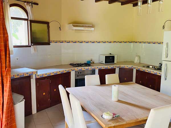 Cuisine très fonctionnelle et entièrement équipée, (gazinière, four, frigo congélateur, bouilloire, et nombreuses possibilités de rangements...)