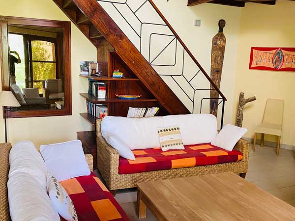 Grand living avec salon 6 places et 1 coin salle à manger / cuisine aménagée et équipée. Cap Skirring Casamance Sénégal