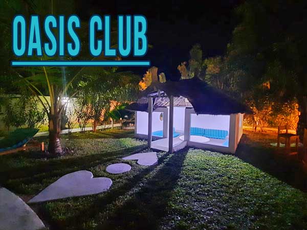 Le patio la nuit ambiance feutrée dans le jardin pour des soirées agréables en famille ou entre amis. Maison à louer cap Skirring