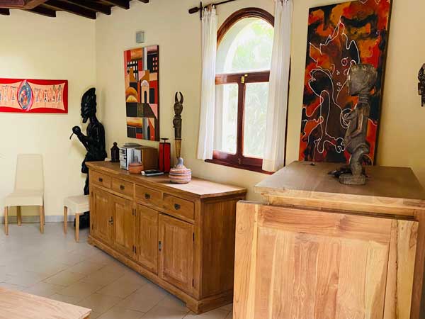 La maison est entièrement décorée dans le plus pur style africain (tableaux, sculptures, objets d'art...), mobilier de qualité.