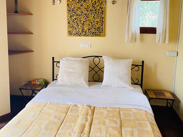 Villa avec 3 chambres, 3 salles de douche, 2 toilettes séparées, coin bureau, accès terrasse. 