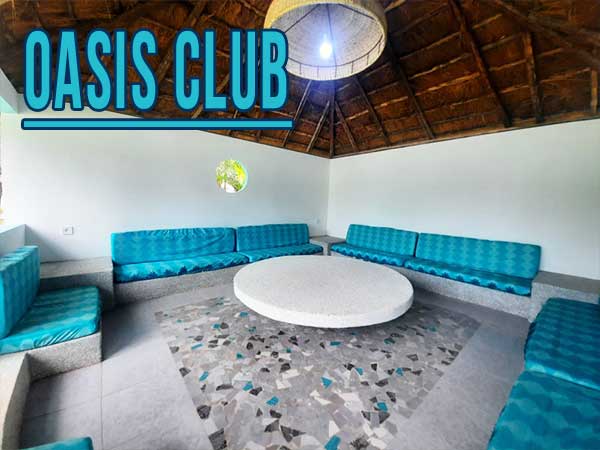 Le patio très agréable situé dans le jardin proche de la piscine pour passer des bons moments en famille ou entre amis.