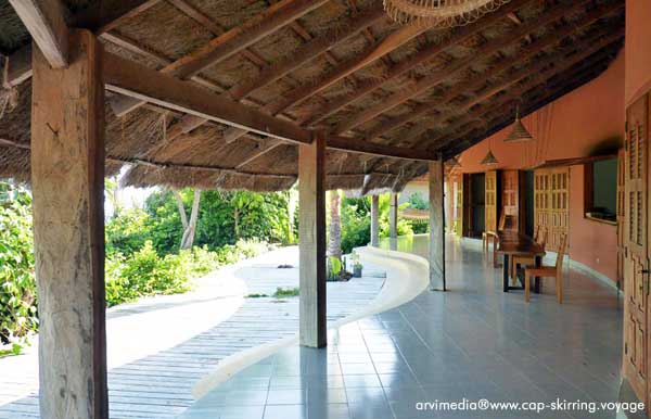 Location bungalow tout confort au bord de l'océan en bordure de mer à cap skirring sud du sénégal photo arvimedia