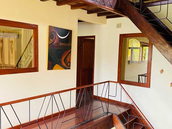 La décoration de la villa est particulièrement riche et soignée. Elle comporte de nombreuses antiquités en provenance de toute l’Afrique.