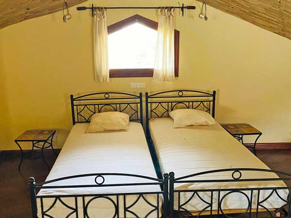 Villa avec 3 chambres, 3 salles de douche, 2 toilettes séparées, coin bureau, accès terrasse. 