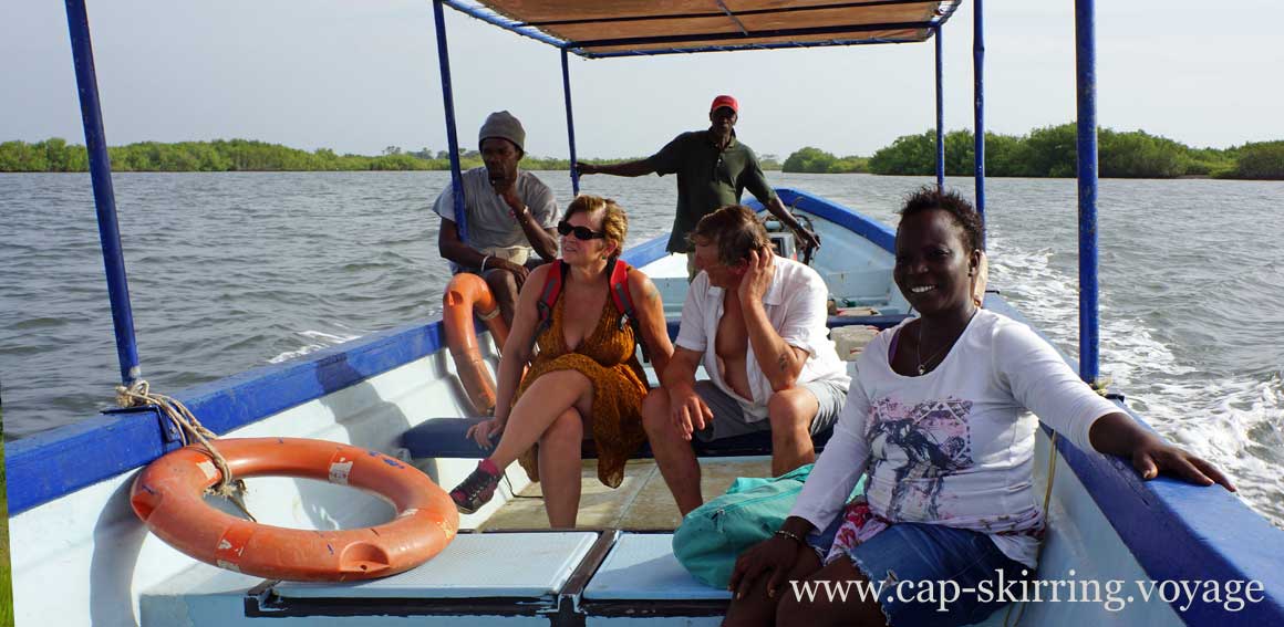 après cette sympathique excursion nous sommes rentrés à Niomoune en pirogue à moteur a travers les bolongs arvimedia