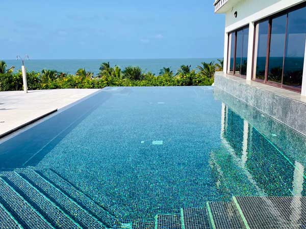 Grande piscine panoramique à débordement  (15 mètres x 8 mètres), située à 50 mètres à peine de votre villa.