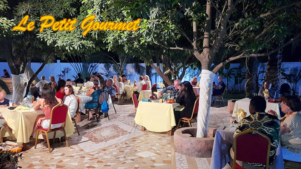 Bar à cocktails, soirées musicales, groupes en live, ambiance chaleureuse et amicale garanti ! Bienvenu au Petit Gourmet.