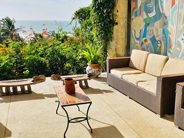 Grande piscine panoramique à débordement  (15 mètres x 8 mètres), située à 50 mètres à peine de votre villa.