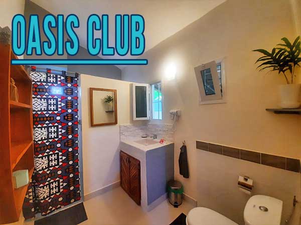 Salle de bains et sanitaires dans chaque location de villa. Hébergement tout confort Cap Skirring.