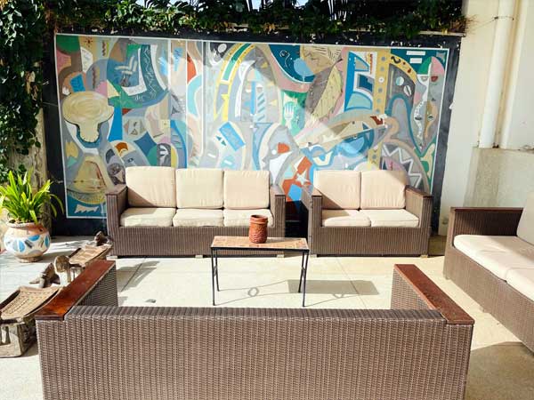 Grande piscine panoramique à débordement  (15 mètres x 8 mètres), située à 50 mètres à peine de votre villa.