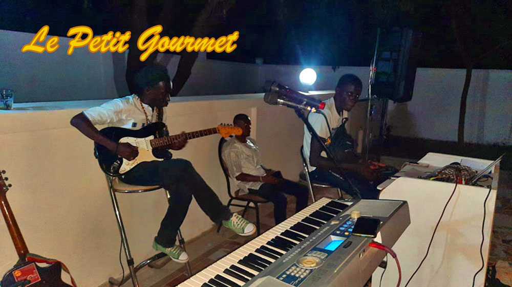 Bar à cocktails, soirées musicales, groupes en live, ambiance chaleureuse et amicale garanti ! Bienvenu au Petit Gourmet.