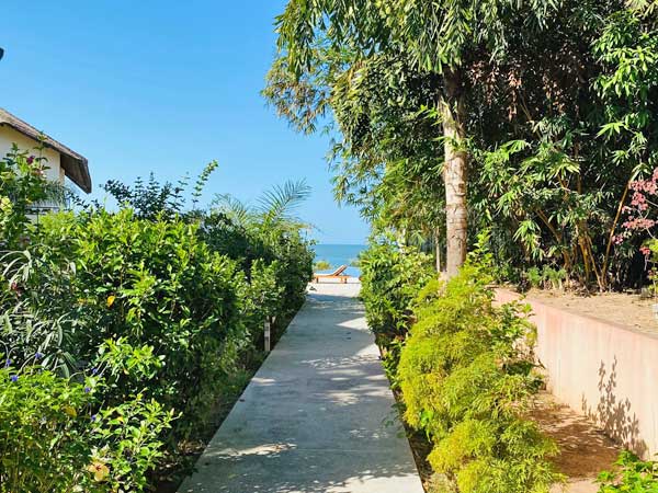 La propriété est située dans la résidence hôtelière "Les Alizés", tout proche des villages de Cap Skirring, et de Kabrousse.