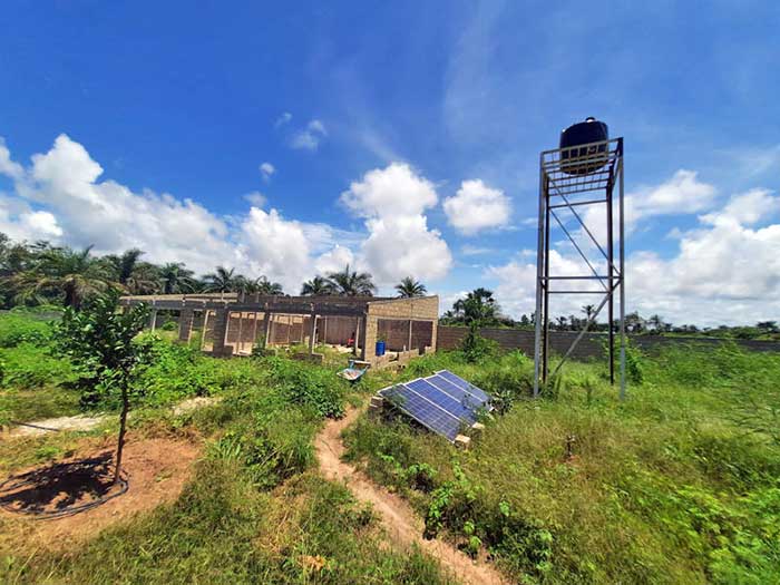 La ferme est entièrement alimentée au solaire avec 2 forages, 2 châteaux d’eau de 2000 L chacun ainsi qu’un réserve supplémentaire de 2000 L.