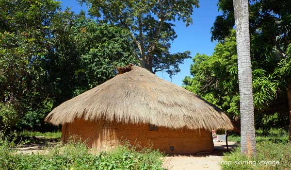 Jolie case africaine traditionnelle en terre avec toit en chaume construction diola de casamance photo guy degoutte arvimedia Sénégal