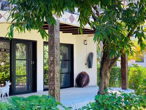 1 grande terrasse au RDC donne sur les jardins du domaine et dispose d’une table à manger pour 6 personnes.