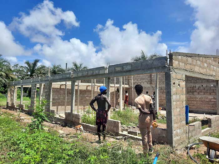En cours de construction, vous aurez également un poulailler (poulets de chair, pondeuse, canards, lapins…) une porcherie, un centre d’abattage 