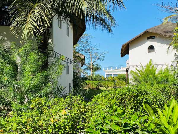 Grande villa de prestige située en bord de mer Cap Skirring avec accès direct à la plage et à la piscine de la résidence.