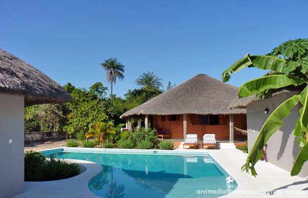 Location bungalow tout confort au bord de l'océan en bordure de mer à cap skirring sud du sénégal