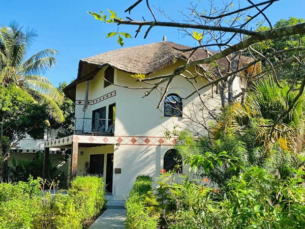 Grande villa de luxe 3 chambres avec rez de chaussée + 2 niveaux, surface totale 200 m², ventilée et climatisée. Dans résidence surveillée.