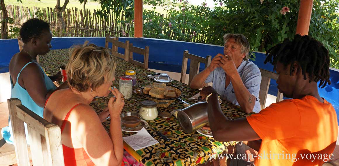 le matin à l'heure du petit déjeuner au campement alouga avec des voyageurs avant de partir en excursion à Itou 