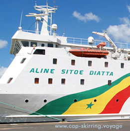 le plus beau bateau de la cosama pour rejoindre la Casamance ambiance sympa et agréable, restaurant cabines confortables bar photo arvimedia