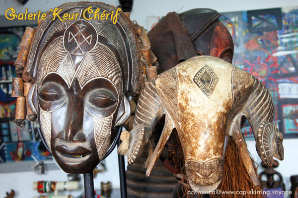 Antiquaire spécialiste objets d'art africain Cap Skirring Sénégal tête de bélier sculpté