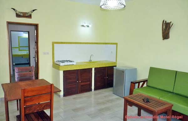 cuisine salon entièrement équipé pour des vacances paisible en casamance