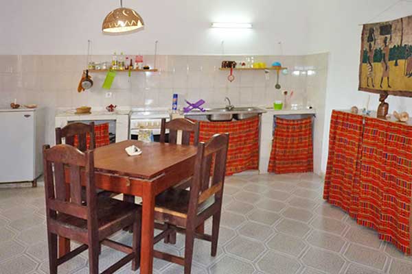 salon avec terrasse et cuisine américaine dans le secteur de cap randoulène chambre à louer pour les vacances