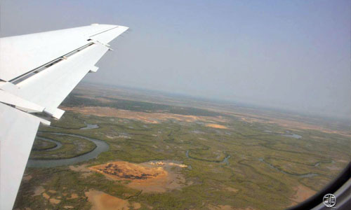 survol de la casamance et des bolongs à l'arrivée dans la ville de ziguinchor