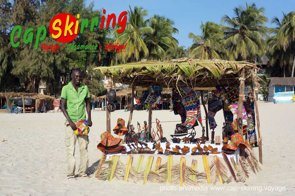 sur la plage de cap skirring vous trouverez un grand choix de souvenirs du sénégal masque, boubou, sculptures arvimedia