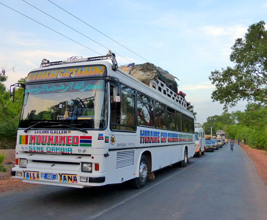 on peut se rendre au cap skirring en passant par la route avec les nouveaux bus et lignes intérieures depuis Dakar en passant par la Gambie 