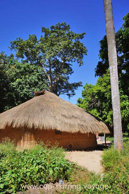 case africaine maison de style diola construction architecture traditionnelle case en terre du sud du sénégal