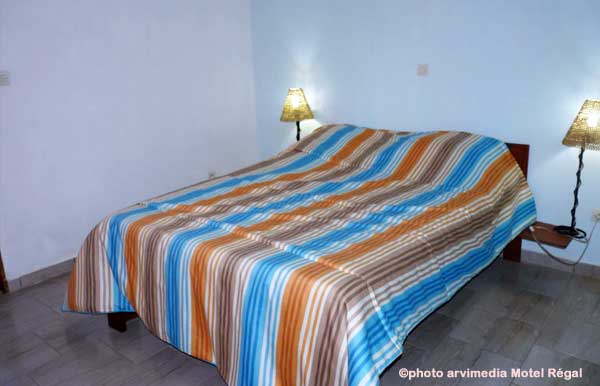 appartement spacieux idéal pour retraités en vacances, chambre avec salle de bain, télé, et douche