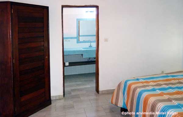 appartement entièrement décoré et fonctionnel cuisine salon chambre et salle de bain