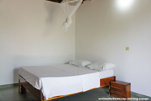 chambre ventilée équipée de ventilateur douche et toilettes