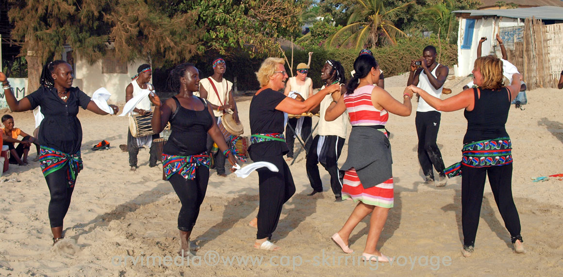 tous les jours sur la plage de Cap Skirring cours de danse et de percussion organisé par le groupe africa tempo 