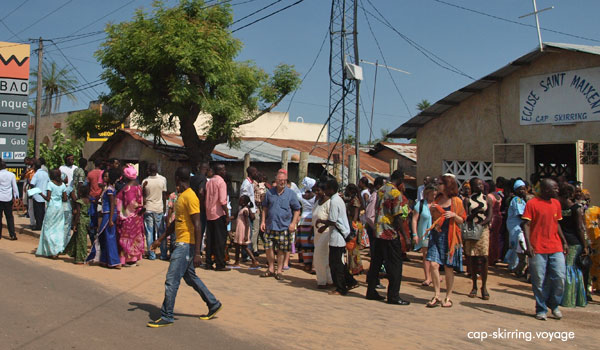 sortie de l'église le dimanche jour de messe