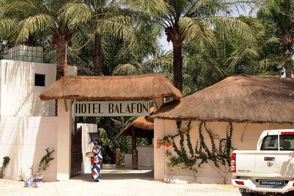 hôtel avec piscine situé au centre du village de cap skirring chambres climatisées piscine petit déjeuner européens