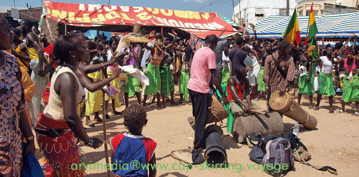 visite du ministre du tourisme au Sénégal à cap skirring groupe traditionnelle pour accueillir en musique les responsables du pays arvimedia