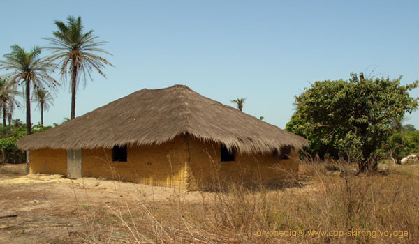 jolie case typique des paysages de Casamance dans le sud du Sénégal maison habitation traditionnelle construite en terre avec toit de chaume