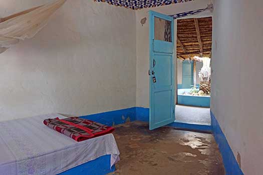 intérieur chambre hébergement le paradise à cap skirring sud du Sénégal 